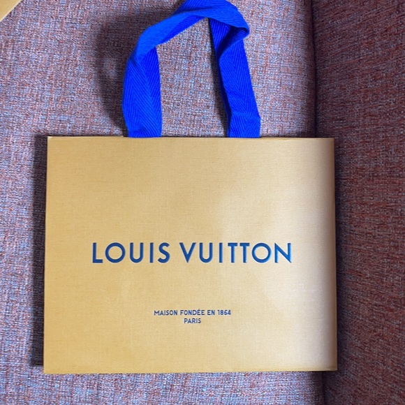 Louis Vuitton bags & magazine! 4 LV gift bags & magazine dedicated to travel - Picture 3 of 6